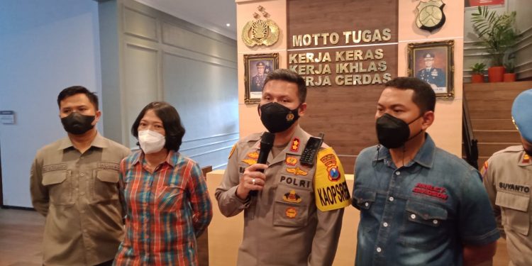 Kapolresta Malang Kota, AKBP Budi Hermanto memberikan keterangan resmi kasus pelecehan seksual dan penganiayaan terhadap anak panti asuhan di Kota Malang. Foto: M Sholeh