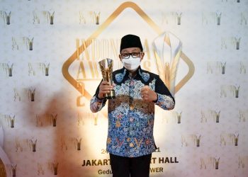 Wali Kota Malang, Drs H Sutiaji saat menerima penghargaan Recovery Strategy in Pandemic, di Jakarta. Foto: dok