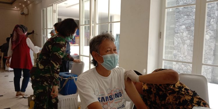 Lansia di Kota Malang menjalani vaksinasi COVID-19. Foto: Rubianto