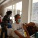 Lansia di Kota Malang menjalani vaksinasi COVID-19. Foto: Rubianto