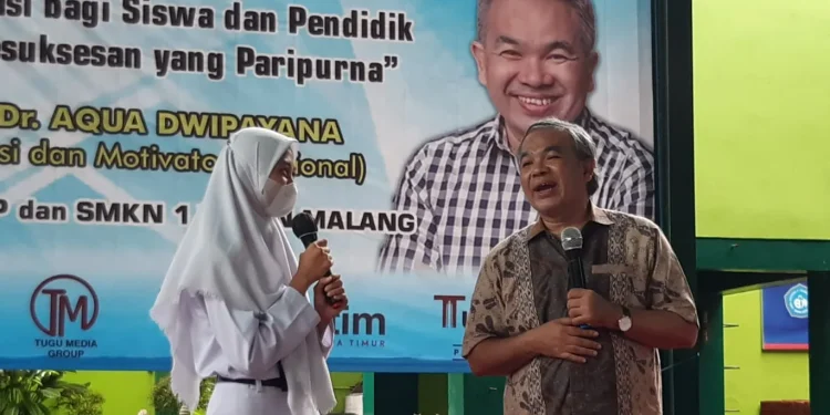 Dr Aqua Dwipayana bersama salah satu siswa berprestasi, saat Jurnalis Mengajar, di SMKN 1 Turen, pada Kamis (25/11/2021). Foto: Aisyah Nawangsari