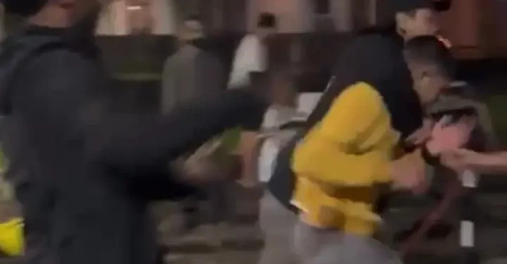 Aksi pengeroyokan terhadap pemuda di Kota Malang. Foto: tangkapan layar video viral