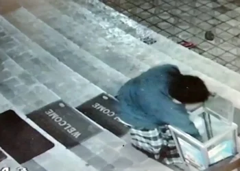 amal - Pencurian Kotak Amal Masjid Darul Muttaqien Terekam CCTV