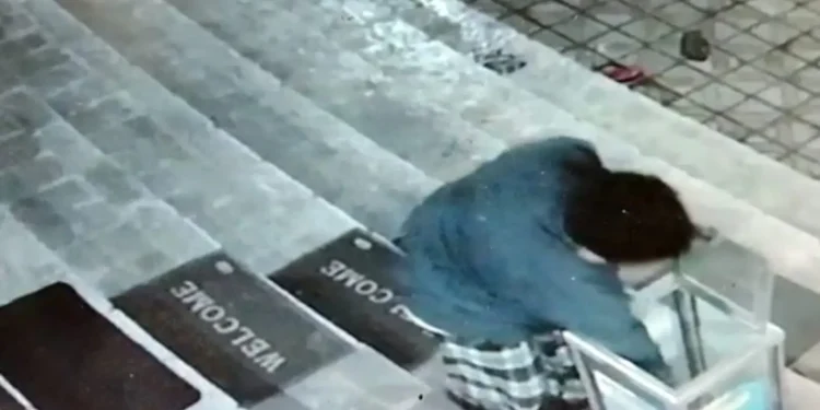 amal - Pencurian Kotak Amal Masjid Darul Muttaqien Terekam CCTV