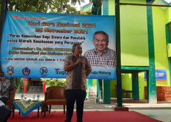 Dr Aqua Dwipayana saat mengisi acara motivasi di SMKN 1 Turen. Foto: Aisyah Nawangsari