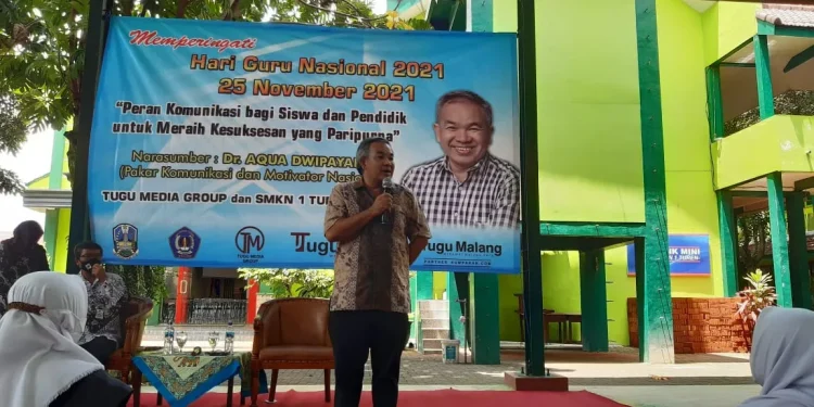 Dr Aqua Dwipayana saat mengisi acara motivasi di SMKN 1 Turen. Foto: Aisyah Nawangsari