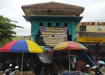 Spanduk Protes Bertebaran di Pasar Besar Kota Batu