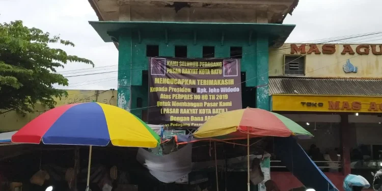 Spanduk berisi kritik dan protes para pedagang Pasar Besar Kota Batu. Foto: Ulul Azmy