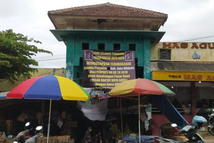 Spanduk berisi kritik dan protes para pedagang Pasar Besar Kota Batu. Foto: Ulul Azmy