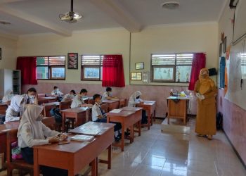 Siswa di Kota Malang menjalani proses pembelajaran secara tatap muka. Foto: M Sholeh