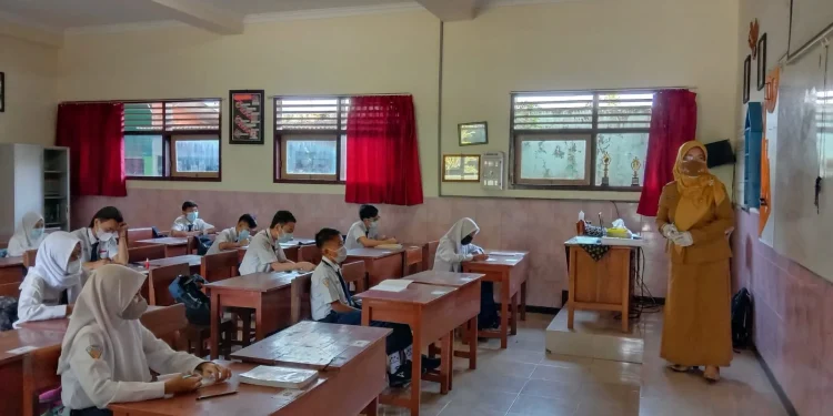 Siswa di Kota Malang menjalani proses pembelajaran secara tatap muka. Foto: M Sholeh