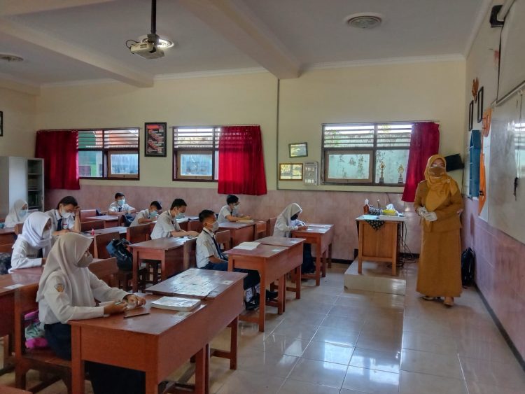 Siswa di Kota Malang menjalani proses pembelajaran secara tatap muka. Foto: M Sholeh