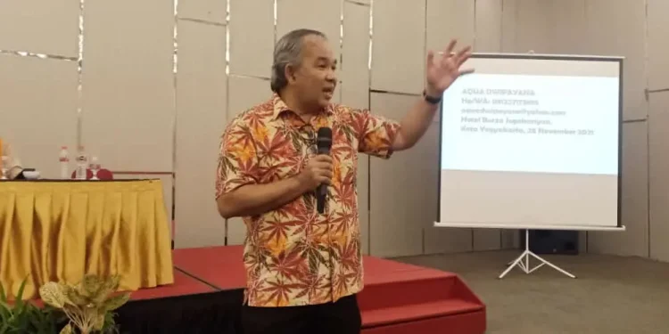 Pakar Komunikasi dan Motivator Nasional, Dr Aqua Dwipayana saat Sharing Komunikasi dan Motivasi, di Hotel Burza Jogokariyan Yogyakarta, pada Jumat (26/11/2021). Foto: dok