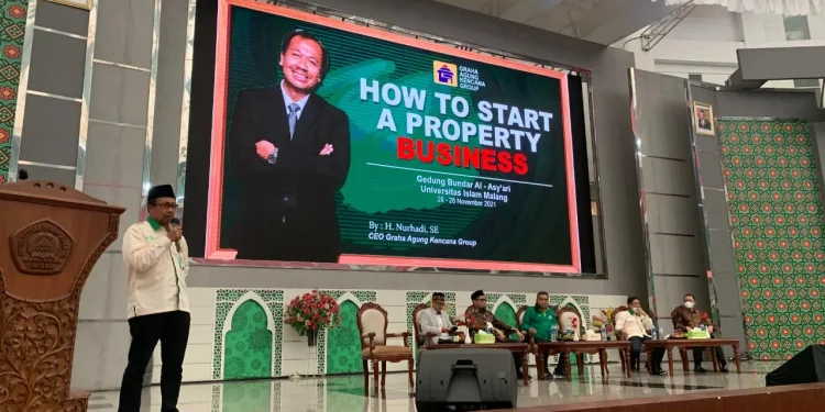 CEO Graha Agung Kencana Group, Nurhadi saat menjadi narasumber di ajang Business Forum 2021 bertema Recovery Ekonomi Pasca Pandemi, di Unisma, kemarin siang. Foto: dok