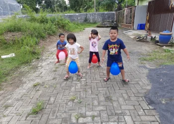 anak-anak bermain