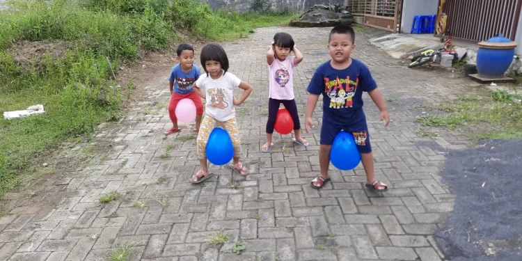 anak-anak bermain