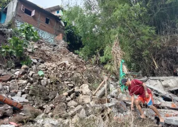 Bangunan rumah di tepi DAS Brantas Kota Malang, ambrol lagi.