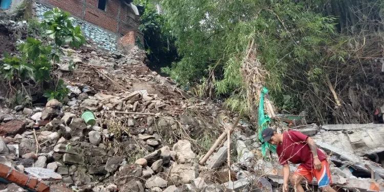 Bangunan rumah di tepi DAS Brantas Kota Malang, ambrol lagi.