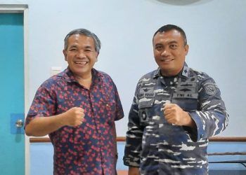 Dr Aqua Dwipayana bersama Danlanal Balikpapan Kolonel Laut (P) Siswo Widodo.