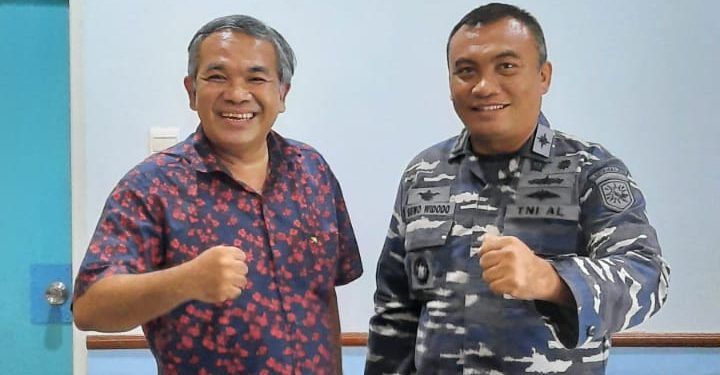 Dr Aqua Dwipayana bersama Danlanal Balikpapan Kolonel Laut (P) Siswo Widodo.
