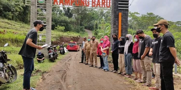 unikama - Mahasiswa KKNT MBKM Fakultas Hukum Unikama, Andil dalam Pengelolaan Lingkungan Kampung Baru Desa Bangelan