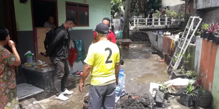 Lagganan banjir, warga Bareng bersihkan sungai.