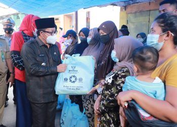 Wali Kota Malang, Sutiaji menyerahkan bantuan pada korban banjir bandang Kota Malang. dok