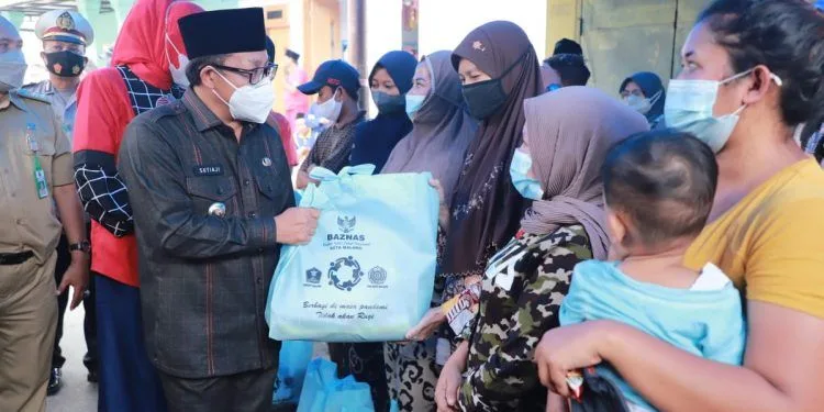 malang - Pemkot Malang Serahkan Bantuan Sembako Pada Korban Banjir Bandang