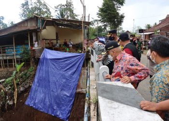 Bupati Malang tinjau bencana longsor