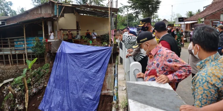 Bupati Malang tinjau bencana longsor