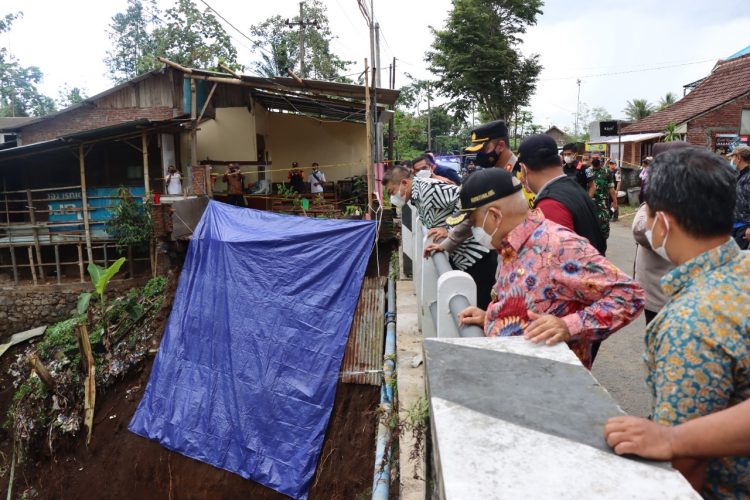Bupati Malang tinjau bencana longsor
