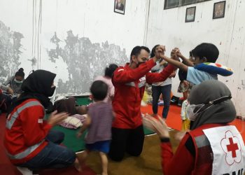 Anak anak warga Kelurahan Jatimulyo, Kelurahan Lowokwaru, Kota Malang bermain bersama Tim Relawan PMI Kota Malang.