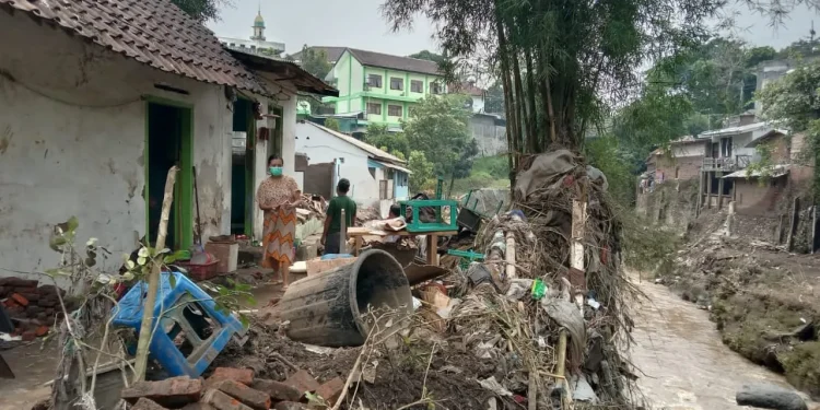 Salah satu kawasan pemukiman yang terkena banjir bandang di tepi Daerah Aliran Sungai (DAS) Berantas. foto/M Sholeh