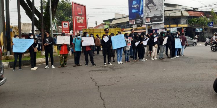 Aliansi Hari Pelajar-Mahasiswa Internasional (AHPI) melakukan unjuk rasa di perempatan ITN/Jalan Veteran, Sabtu (20/11/2021) pagi
