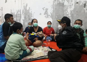 Wali Kota Malang, Sutiaji saat meninjau warga yang mengungsi di Kelurahan Jatimulyo