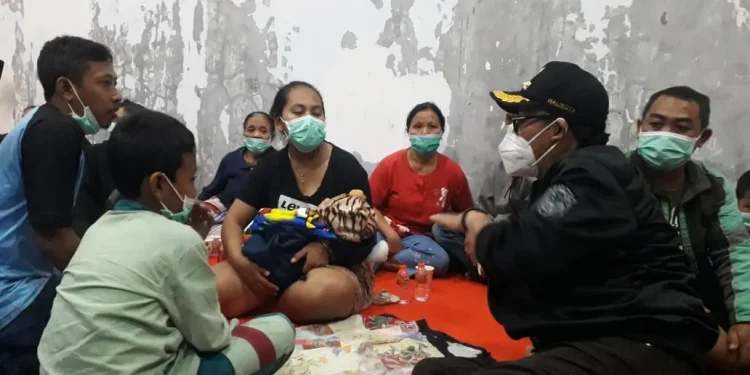 Wali Kota Malang, Sutiaji saat meninjau warga yang mengungsi di Kelurahan Jatimulyo