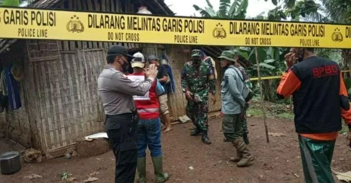 Polisi melakukan olah TKP terkait seorang perempuan tewas di rumahnya