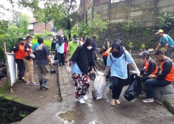 Mahasiswa IBU bersihkan sungai dari sampah dan sadimen