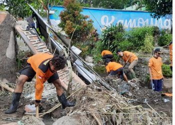 Relawan Jausan melakukan aksi di bencana banjir bandang Kota Batu. dok