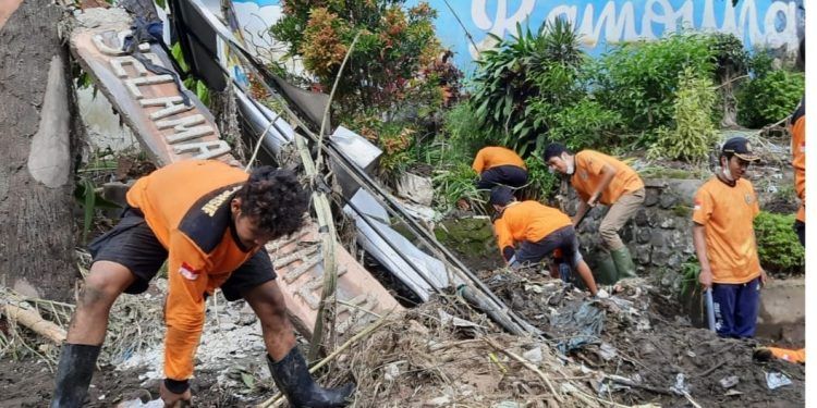 Relawan Jausan melakukan aksi di bencana banjir bandang Kota Batu. dok