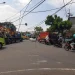 kabel melintang di atas jalan di Bululawang akibat diterjang truk pengangkut buldoser.