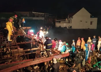 BPBD dan relawan melakukan pencarian korban banjir bandang di Kota Batu hingga larut malam.
