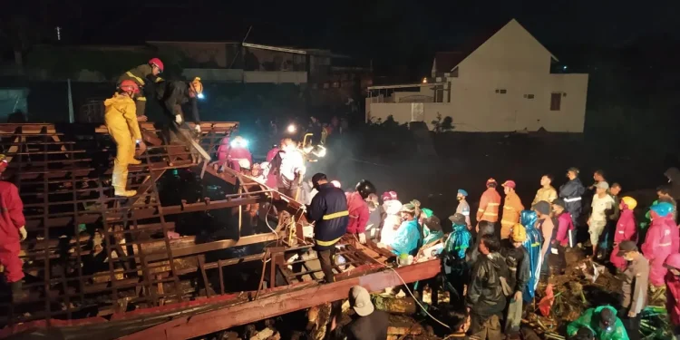 BPBD dan relawan melakukan pencarian korban banjir bandang di Kota Batu hingga larut malam.