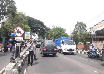 Petugas Dishub Kota Malang memasang rambu boleh melintasi fly over
