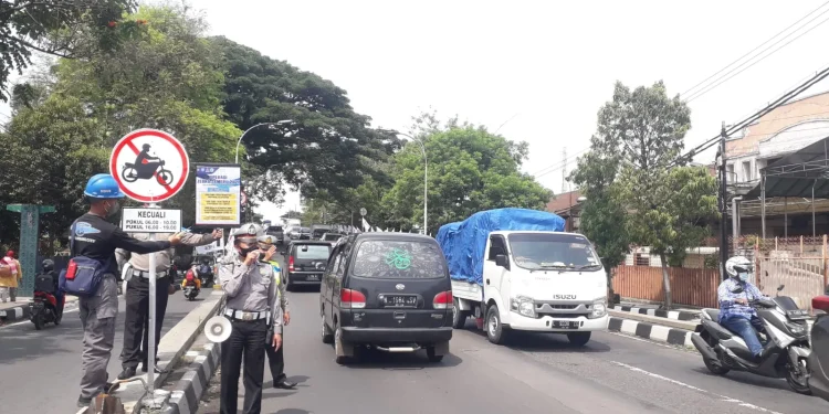 Petugas Dishub Kota Malang memasang rambu boleh melintasi fly over