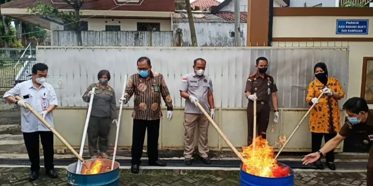 Pemusnahan barang bukti di kejari Kota Batu