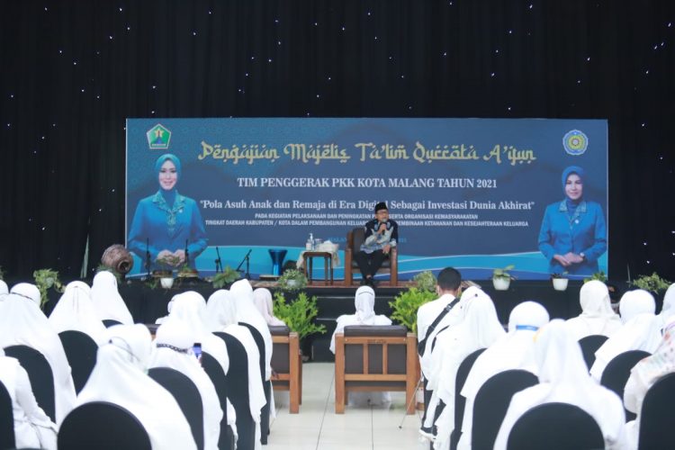 Pengajian Majelis Ta'lim Qurrota A'yun TP PKK Kota Malang di Gedung Kartini hari Jumat (20/11/2021).