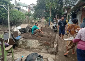 warga yang rumahnya tersapu banjir bandang Kota Malang terpaksa ngemper