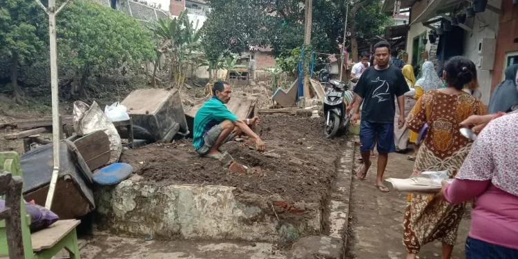 warga yang rumahnya tersapu banjir bandang Kota Malang terpaksa ngemper