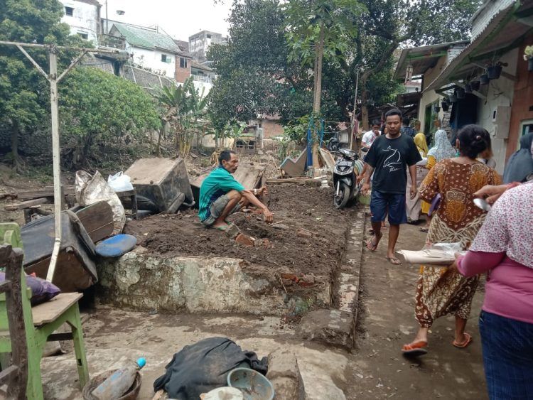 warga yang rumahnya tersapu banjir bandang Kota Malang terpaksa ngemper